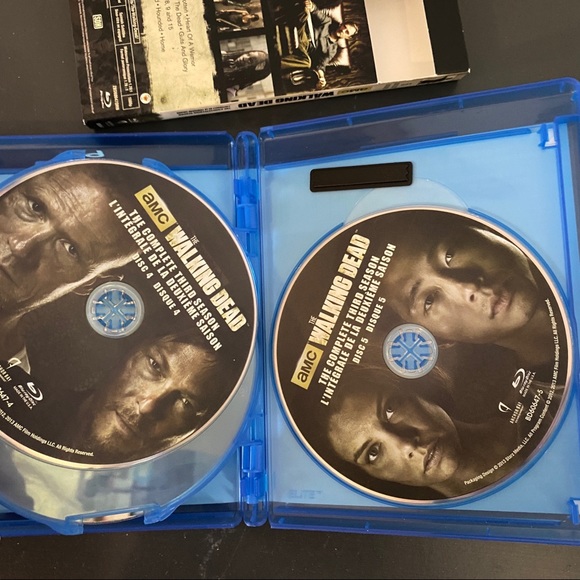 The Walking Dead Season 3 Blu-Ray Set - Picture 5 of 6